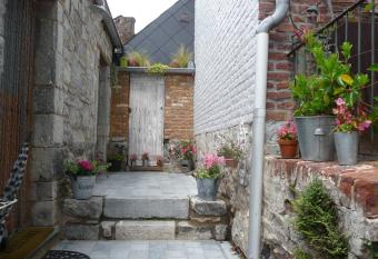 Autrefois chez Lina allows 18 year olds to book a room