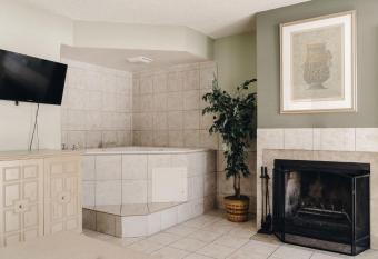 Vintage Lakeside Inn has rooms with a private hot tub