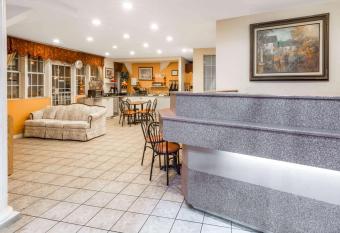 Howard Johnson by Wyndham Lake City has Smoking rooms