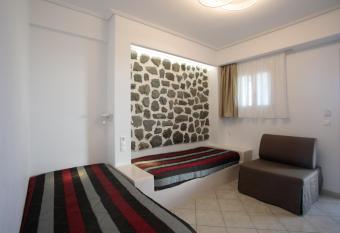 Liana Beach Hotel & Spa has rooms with a private hot tub