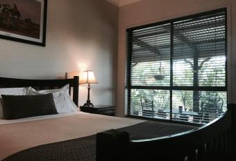 The Bearded Dragon Boutique Hotel has rooms with a private hot tub