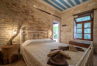 Lemon garden allows 18 year olds to book a room