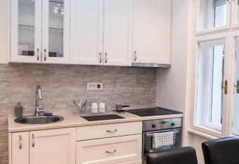 Centrally Located Relaxing Place has rooms with a private hot tub