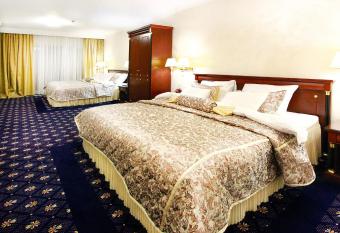 A Hoteli - Hotel Izvor has rooms with a private hot tub