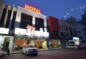 Zoom Inn Boutique Hotel - Danga Bay allows 18 year olds to book a room