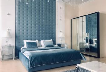 Hotel Dom Aktera has rooms with a private hot tub