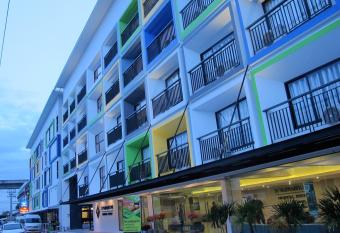 Suvarnabhumi Oriental Resort has Balcony rooms
