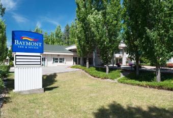 Baymont by Wyndham Coeur D Alene has rooms with a private hot tub
