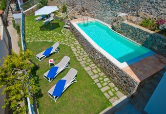 Villa Imperati has Balcony rooms