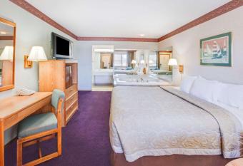 Super 8 Beachfront by Wyndham Mackinaw City, MI has rooms with a private hot tub