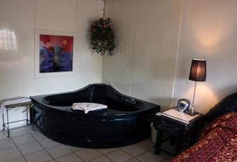 Bed Ford Inn has rooms with a private hot tub