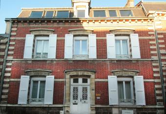 Chambre D h  tes Les Epicuriens allows 18 year olds to book a room