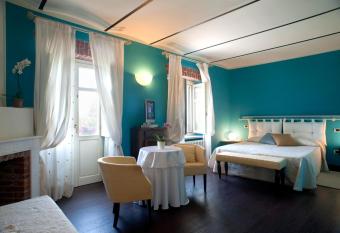 Hotel Cascina Di Corte has rooms with a private hot tub