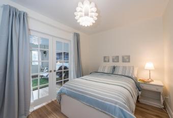 Gite du Survenant Montreal has Balcony rooms