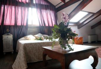 Hotel Damian Park Hotel Delle Magnolie has rooms with a private hot tub