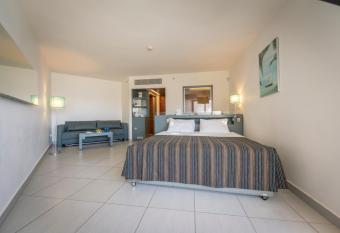 Neptune Eilat By Dan Hotels has rooms with a private hot tub