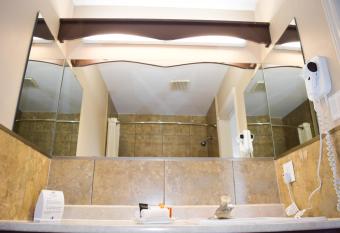 Canadas Best Value Inn & Suites-Charlottetown has rooms with a private hot tub