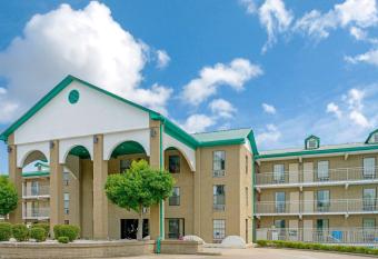 Super 8 by Wyndham Lakeland has Smoking rooms