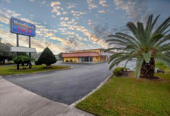 Budget Inn West Melbourne has Smoking rooms