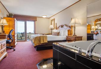 Best Western Plus Dockside Waterfront Inn has rooms with a private hot tub