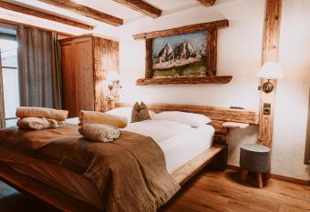 Hotel Bergschl  ssl has rooms with a private hot tub