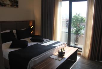 Mari Suites Hotel has rooms with a private hot tub