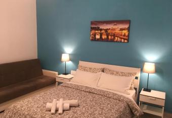 amoRaRoma, economy guest house with shared bathrooms has Balcony rooms