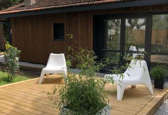 La grange de l ocean SPA has rooms with a private hot tub