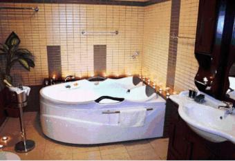 Asteras Hotel has rooms with a private hot tub