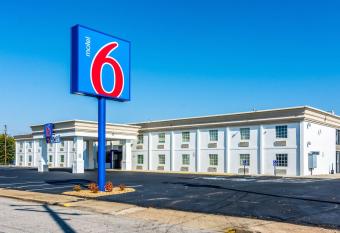 Motel 6 Fort Lee Petersburg. Va allows 18 year olds to book a room