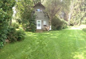 Wildflower Cottage has Balcony rooms