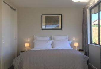 Minaret Ridge Retreat has rooms with a private hot tub