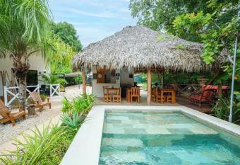 Antema Lodge Secteur Tamarindo, piscine, yoga, gym, jungle et paix allows 18 year olds to book a room