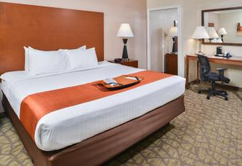 Best Western Of Hartland has rooms with a private hot tub