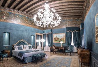 Hotel Nani Mocenigo Palace has Balcony rooms