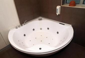 KennedyLux Apartment has rooms with a private hot tub