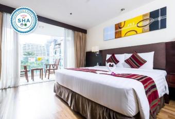 Lohas Residences Sukhumvit 2 has rooms with a private hot tub