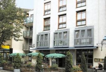 CityHotel Feuerbach allows 18 year olds to book a room