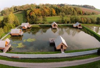 Aqualodge H  tel Insolite allows 18 year olds to book a room