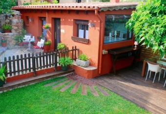 Casa Rosa Garden House allows 18 year olds to book a room