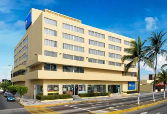 Hotel Hostal de Cort  s allows 18 year olds to book a room