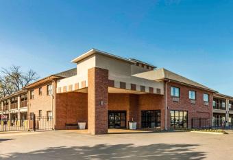Quality Inn Airport I-240 has Smoking rooms