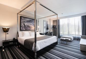 Wyndham Santiago Pettra has rooms with a private hot tub