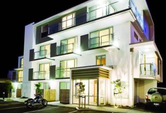 Focus Motel has rooms with a private hot tub