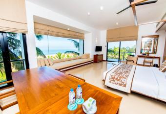 Goldi Sands Hotel has rooms with a private hot tub