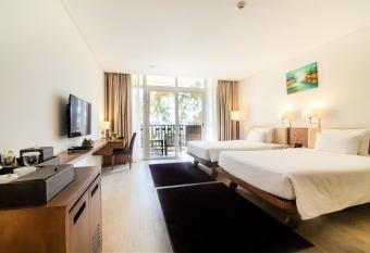 Sandy Beach Non Nuoc Resort has rooms with a private hot tub