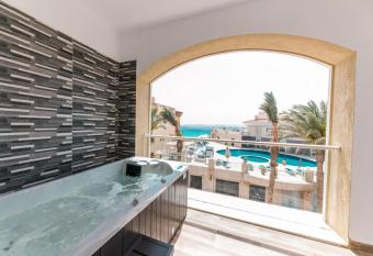 KaiSol Romance Resort Sahl Hasheesh - Adults Only has rooms with a private hot tub