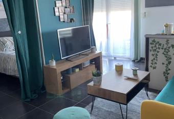 Appartement Cosy et spacieux, avec balcon et vue sur la mer allows 18 year olds to book a room