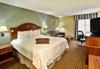 Hampton Inn Cincinnati Airport-North has rooms with a private hot tub