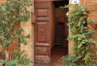 Romantico 36 allows 18 year olds to book a room